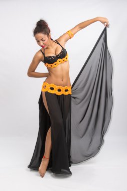 Genç kız melez uzun siyah elbise samimi dans