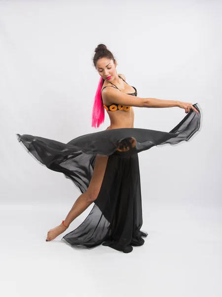 Mulat młoda dziewczyna taniec w długi czarny strój szczery — Zdjęcie stockowe