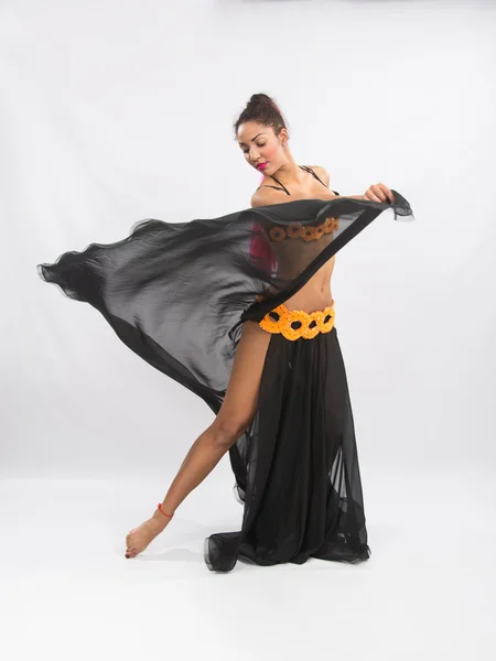 Junge Mulattin tanzt in einem langen schwarzen Kleid offen — Stockfoto