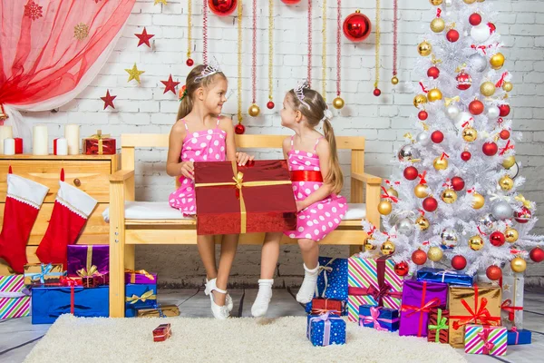 Ragazza gioiosa che ha dato un grande regalo a vicenda in un ambiente di Natale — Foto Stock