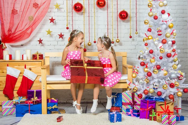 Joyful girl who gave a great gift and shout at each other — Stockfoto