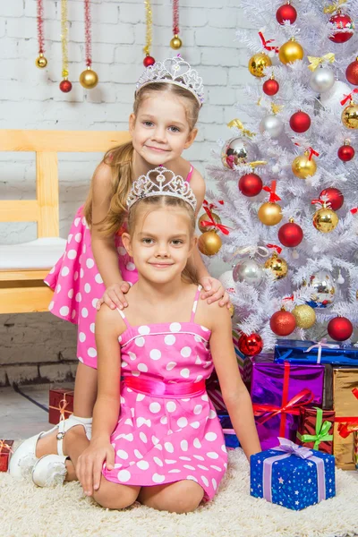 Dos chicas en la belleza de los árboles de Navidad — Foto de Stock