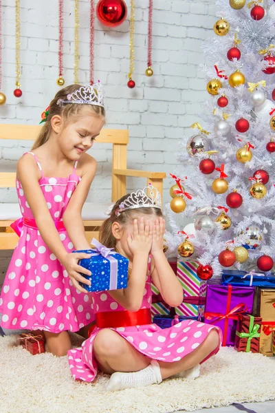 La ragazza ha fatto una sorella sorpresa di Capodanno — Foto Stock