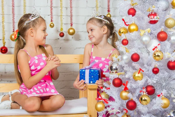 Girl gives another girl New Years gift — Stockfoto