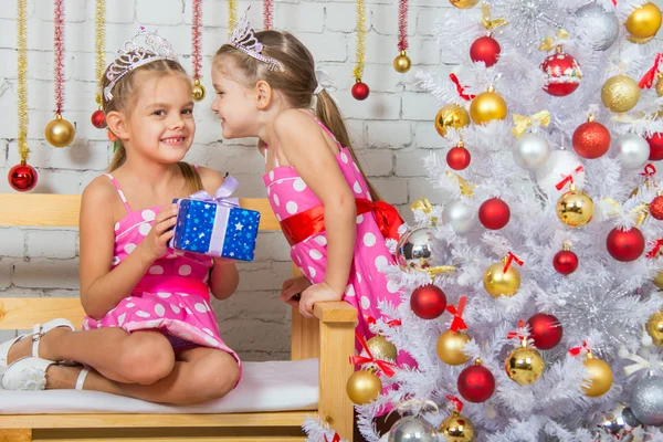 Two girls were talking about the Christmas tree — Stockfoto