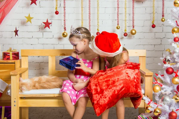 Dziewczyna nie jak dar, który daje jej inna dziewczyna, przebrany za Świętego Mikołaja — Zdjęcie stockowe