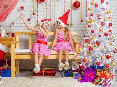 Bir Noel ortamda bir bankta oturup iki komik kız aptal
