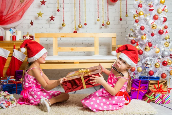 Девушка хочет, но не может забрать рождественский подарок от других девочек — стоковое фото