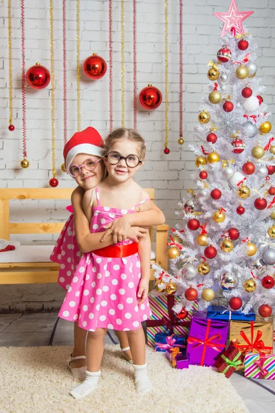 The girl hugged the other girl in funny round glasses — Stock Photo, Image