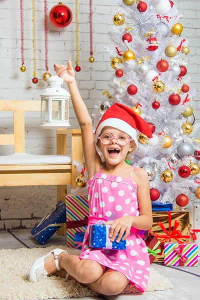 Chica feliz levantó alegremente la vela en la otra mano sosteniendo un regalo — Foto de Stock