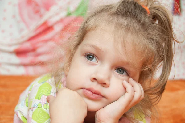 Het 3-jarig meisje geinteresseerd kijken naar links — Stockfoto