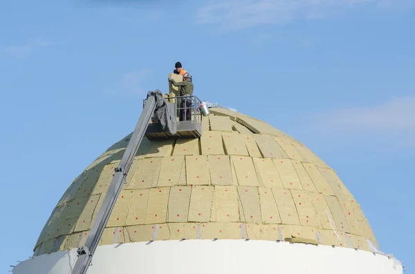 Workers prepare to install a roof on the dome of the reconstructed Church of the Kazan Mother of God in the village Solodniki — Stock Photo, Image