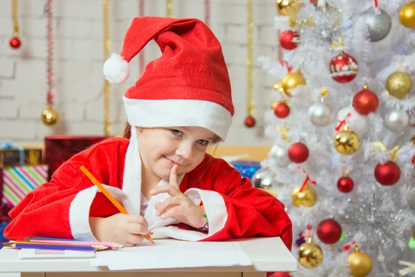 Chica vestida como Santa Claus pensó en los regalos de Navidad deseados —  Fotos de Stock