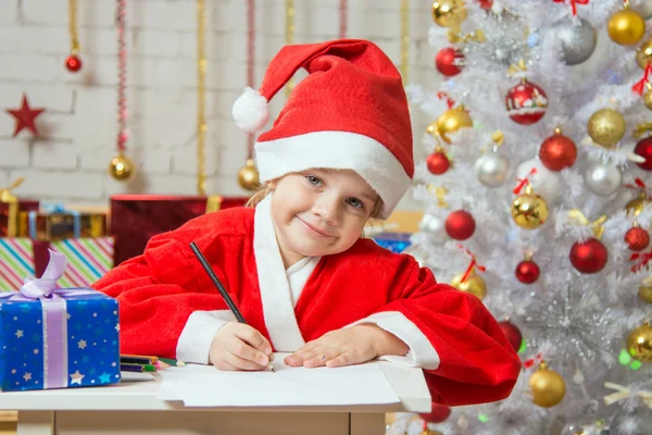 La chica escribió a la lista de deseos de Santa Claus —  Fotos de Stock