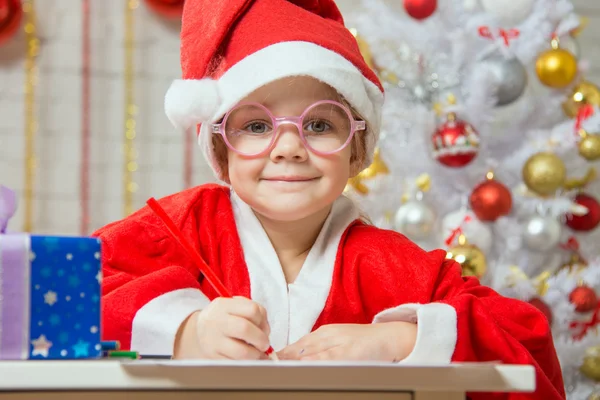 La niña miró en el marco de dibujo Tarjeta de regalo como un regalo para la Navidad —  Fotos de Stock