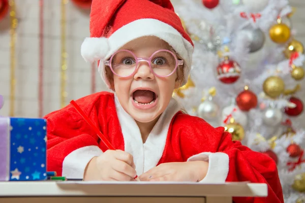 Girl screams happily drawing Gift card as a gift for Christmas — Zdjęcie stockowe