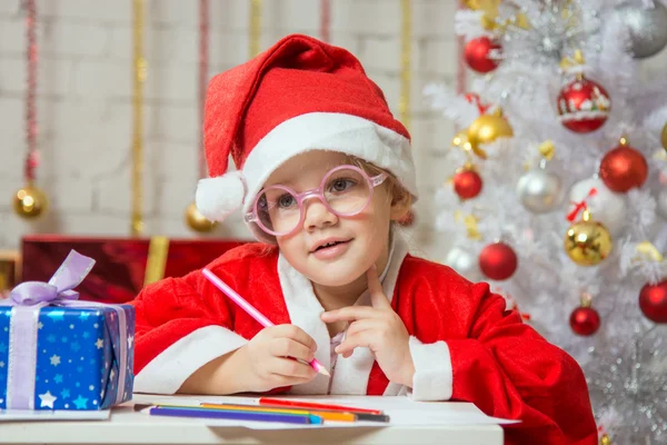 Girl wondering drawing card for Christmas — ストック写真