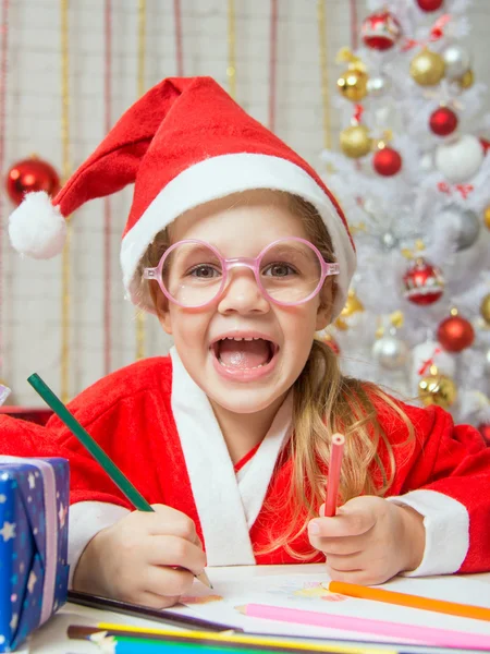 Chica sonriendo feliz dibujo Tarjeta de regalo como regalo para Navidad —  Fotos de Stock