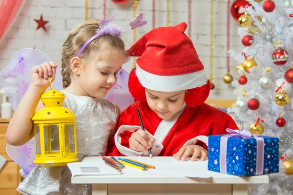 Father Frost ha scritto una lettera di congratulazioni all'assistente fata in piedi accanto al portacandele del braccio sollevatore — Foto Stock