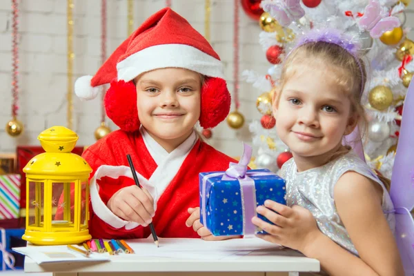 Santa Claus y ayudante de hadas prepararon tarjetas de felicitación y regalos —  Fotos de Stock