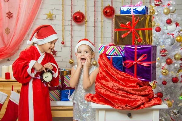 Joyful Papai Noel assistente esperando o ano novo — Fotografia de Stock