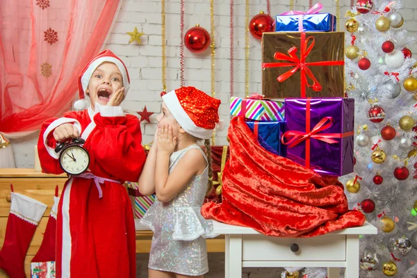 Santa and deliver presents Assistant late New Years Eve — Stockfoto