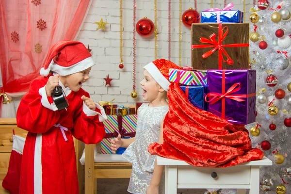 Santa Claus showing the clock happy assistant — Stockfoto