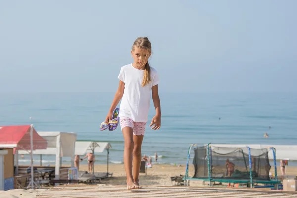 Шість років дівчинка ходить на дерев'яній підлозі з морського дому — стокове фото