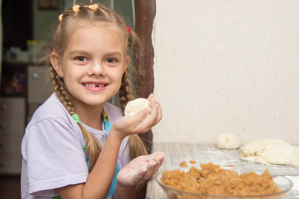 Menina alegre manchado com farinha feita patty com repolho — Fotografia de Stock