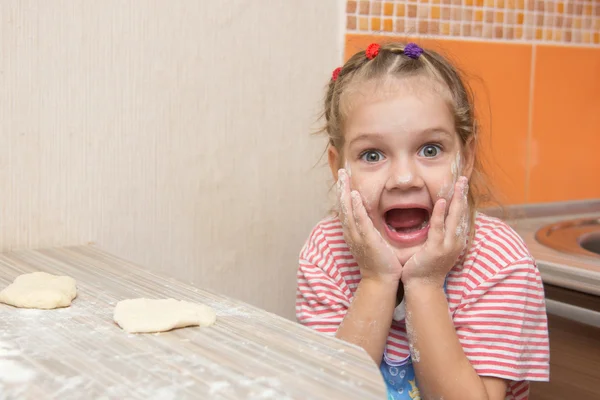 Allegro ragazza impantanato in agonia con la bocca aperta guardando nella cornice — Foto Stock