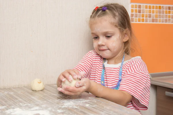 女の子は台所のテーブルでパイを sculpts します。 — ストック写真