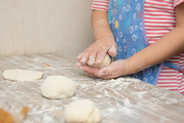 Ragazza scolpisce una torta, primo piano — Foto Stock