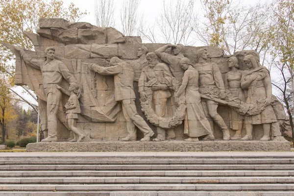 Composición inicial en relieve "Memoria de generaciones" en el área de entrada del complejo histórico-memorial "A los héroes de la batalla de Stalingrado " — Foto de Stock