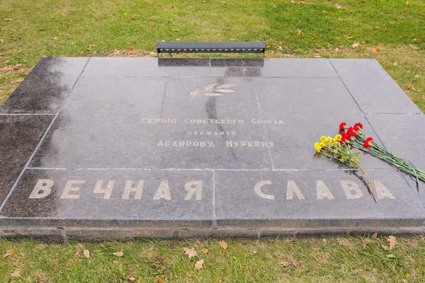 Uma placa comemorativa em honra de Abdirova Nurken na área do complexo memorial histórico de pena "A Heróis da Batalha de Estalinegrado " — Fotografia de Stock