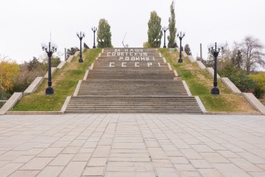Tarihi-anıt kompleksinin giriş alanındaki ana merdivenin görünümü 