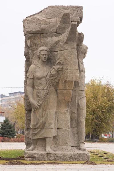 Start vysoký reliéf složení "Paměti generace" v oblasti vstupní-památník komplex "na hrdiny z the Bitva u Stalingradu" — Stock fotografie