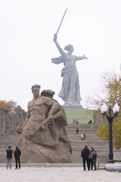 La vue depuis la place se trouvait à la mort de la sculpture "Stand to Death" et "Motherland Calls !" complexe historique-mémorial "Aux héros de la bataille de Stalingrad " — Photo