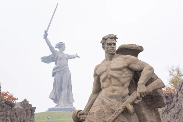 La vue depuis la place se trouvait à la mort de la sculpture "Stand to Death" et "Motherland Calls !" complexe historique-mémorial "Aux héros de la bataille de Stalingrad " — Photo