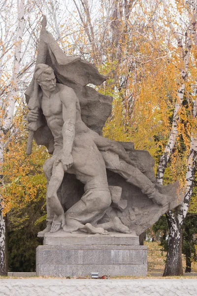 Grupo escultórico "Atrapado en el estandarte de los heridos de muerte en el abanderado de batalla" en la plaza de los héroes complejo memorial histórico "A los héroes de la batalla de Stalingrado " — Foto de Stock