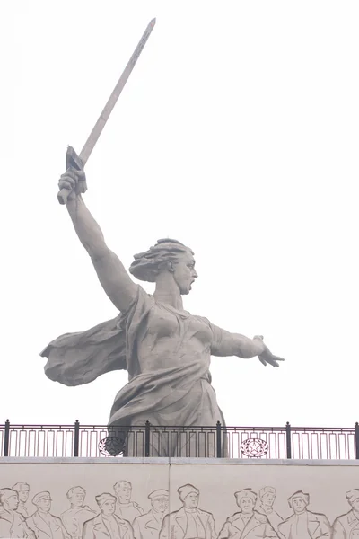 Vue du bas-relief sur le monument "Patrie appelle" complexe historique-mémorial "Pour les héros de la bataille de Stalingrad " — Photo