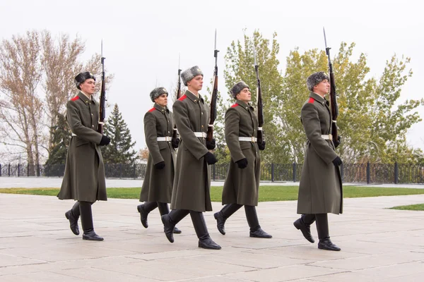 Honor Guard marches on the area of grief at the Hall of Military Glory, historical-memorial complex "To Heroes of the Battle of Stalingrad" — Stock Photo, Image