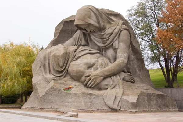 Skulptur trauernde Mutter aus nächster Nähe auf dem Gelände der Trauer historischer Gedenkkomplex "für die Helden der Schlacht von Stalingrad" — Stockfoto