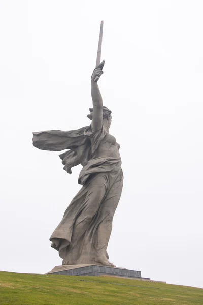 Beskåda från lämnad sida av monumentet ", Motherland appeller" historiskt-minnesmärke komplex "till hjältar av striden av Stalingrad" — Stockfoto