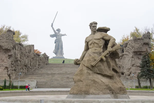 Výhled z náměstí stál při smrti sochy "Stůj k smrti" a "mateřské země"! "historické pamětní komplex" hrdinům bitvy o Stalingradu" — Stock fotografie