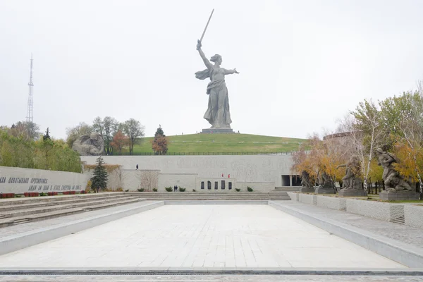 Kahramanlar meydanının sonbahar manzarası ve "Anavatan Çağrıları!" heykeli "Stalingrad Savaşı Kahramanları için!" tarihi-anıt kompleksi" — Stok fotoğraf