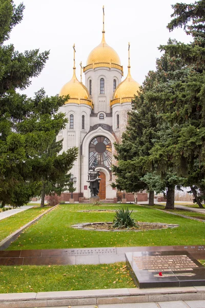 View of a mass grave of soldiers of the army and 62 Church of All Saints at Mamayev Kurgan — Stockfoto