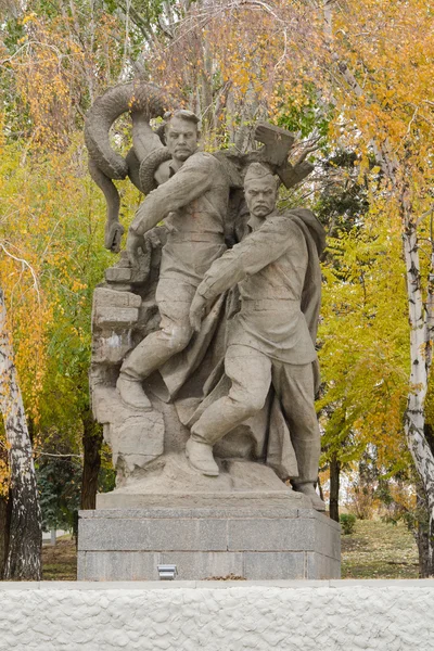 Alegoría escultura "defensores de Stalingrado destruir aún no derrotado, pero recibió una herida mortal fascismo" en la plaza de los héroes complejo memorial histórico "A los héroes de la batalla de Stalingrado " — Foto de Stock