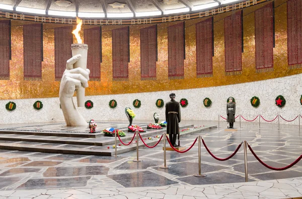 Vista del Salón de la Gloria Militar, la guardia de honor y la llama eterna en el complejo histórico-memorial "A los Héroes de la Batalla de Stalingrado " — Foto de Stock