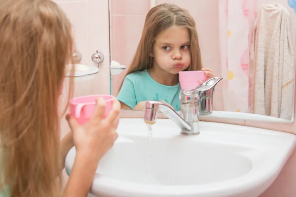 Chica enjuague su boca después de cepillarse — Foto de Stock