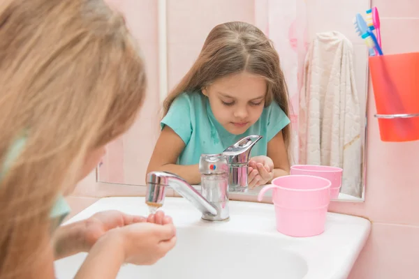 Šest let staré myčky dívka v koupelně — Stock fotografie